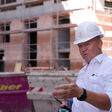 Johann Marchner, Geschäftsführer Wienerberger Österreich, bei der Baustellenbesichtigung des neuen energieeffizienten 2226-Vorzeigeprojekts Robin in der Seestadt Aspern.