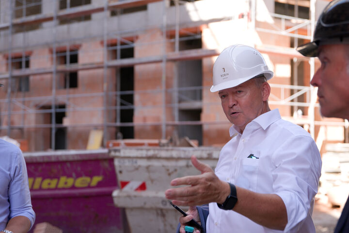 Johann Marchner, Geschäftsführer Wienerberger Österreich, bei der Baustellenbesichtigung des neuen energieeffizienten 2226-Vorzeigeprojekts Robin in der Seestadt Aspern.
