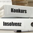 konkurs, aktenordner, insolvenz, bankrott, ordner, firmenpleite, akten, kugelschreiber, pleite, privatinsolvenz, schulden, schuldnerberatung, ablage, archiv, unterlagen, dokumente, ringmappe, stapel, büro, bürokratie, ende, finanzkrise, gläubiger, hilfe, insolvenzantrag, verfahren, konkursverwalter, krise, kündigung, liquidität, risiko, ruin, wirtschaftskrise, zahlungsunfähigkeit