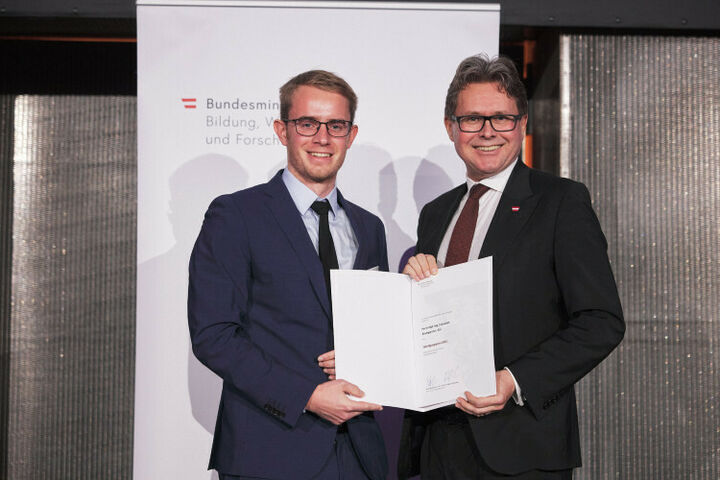 Sebastian Baumgartner mit Wissenschaftsminister Martin Polaschek