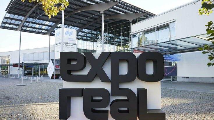 Eingang, Gelände, 2023, Aufsteller, Eingang West, Expo Real, Expo Real 2023, Fachmesse für Immobilien und Investitionen, Logo, Sonnenaufgang, Airport, City, Terminal, Text