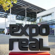 Eingang, Gelände, 2023, Aufsteller, Eingang West, Expo Real, Expo Real 2023, Fachmesse für Immobilien und Investitionen, Logo, Sonnenaufgang, Airport, City, Terminal, Text