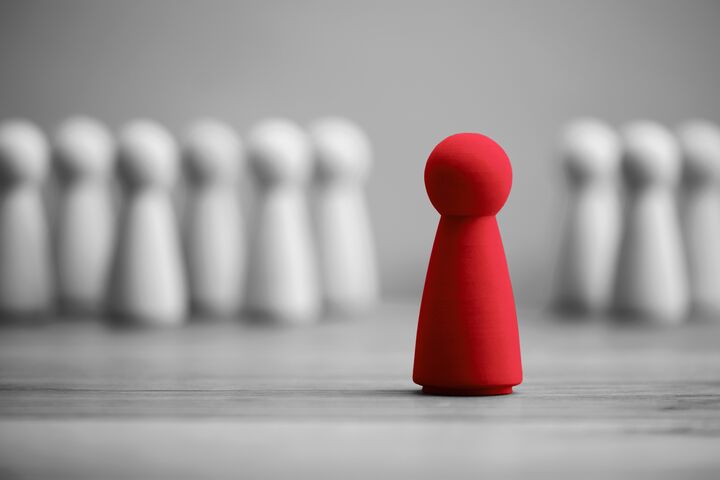 auswahl, rot, alleine, hervorstechen, ausgrenzen, holz, figur, gruppe, depressiv, konzept, herausragen, herausstechen, verlierer, anderst, selektion, mobbing, symbolbild, konkurrenz, depression, allein, sozial, courage, negativ, wahl, wählen, leitung, chef, coach, anführer, isoliert, job, arbeit, beruf, kündigung, entscheidung, treffen, bewerten, bewertung, schlecht, bewerbung, arbeitgeber, ziel, person, vordergrund, hintergrund, wahlen, ausschließen, auffallen, männchen