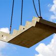 treppe, treppenlauf, fertigteil, beton, baustelle, anlieferung, aufgehängt, nahaufnahme, himmel, blau