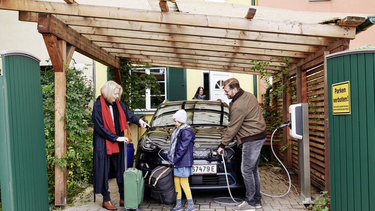 © Wien Energie/Mark Glassner Familie lädt E-Auto zuhause