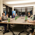 Solid-Diskussionsrunde Bauen 2040 mit Judith Engel (Vorstandsvorsitzende ÖBB Infra), Peter Krammer (CEO Swietelsky, Präsident des Verbands der Bauindustrie), Wolfgang Litzlbauer (CEO Umdasch Group), Josef Pein (zum Zeitpunkt der Diskussion noch COO Porr AG), Anton Rieder (GF Riederbau, Stv. Bundesinnungsmeister Bau) und Michael Wardian (CEO Kirchdorfer Gruppe).