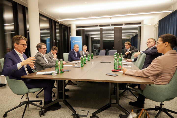 Solid-Diskussionsrunde Bauen 2040 mit Judith Engel (Vorstandsvorsitzende ÖBB Infra), Peter Krammer (CEO Swietelsky, Präsident des Verbands der Bauindustrie), Wolfgang Litzlbauer (CEO Umdasch Group), Josef Pein (zum Zeitpunkt der Diskussion noch COO Porr AG), Anton Rieder (GF Riederbau, Stv. Bundesinnungsmeister Bau) und Michael Wardian (CEO Kirchdorfer Gruppe).