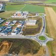 baustelle, hochbau, hausbau, baugebiet, bauland, grundstück, wohngebiet, immobilie, baubranche, einfamilienhaus, handwerk, bauhandwerk, neu, bau, bauen, neubaugebiet, haus, baugrundstück, kaufen, erwerben, finanzieren, deutschland, eigenheim, wohnen, altersvorsorge, geldanlage, bauplatz, eigentum, finanzierung, kredit, vorsorge, wohneigentum, versicherung, kran, wohnungsbau, von oben, luftbild, flächennutzung, landverbrauch, flächenverbrauch, luftaufnahme, feld, acker, strasse, kreisverkehr, ausbreitung, besiedlung, planung, übersicht