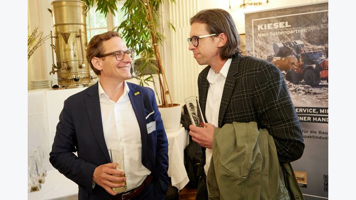 Doka-Österreich-Geschäftsführer Harald Zulehner mit Johannes Tiefengraber (Lieb Bau Weiz)