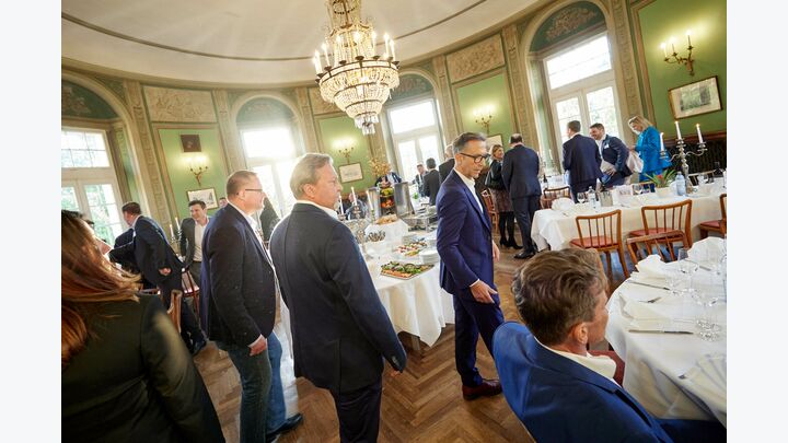 … Dinnerbuffet in den ersten Stock gebeten.