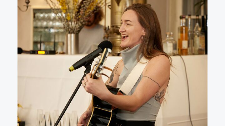 Die zu den Preisverleihungen überleitende Musikeinlage gestaltete die Singer-Songrwiterin Conny Poell.