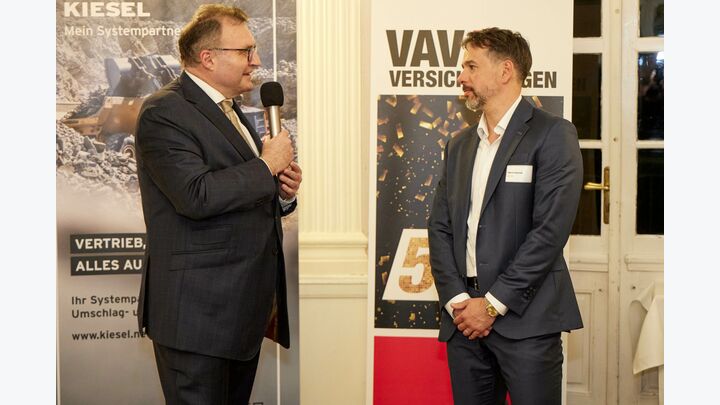 Die erste der beiden Ehrungen nahm VAV-Versicherungs-Prokurist Mario Adamek (rechts) vor. Sie betraf die ...