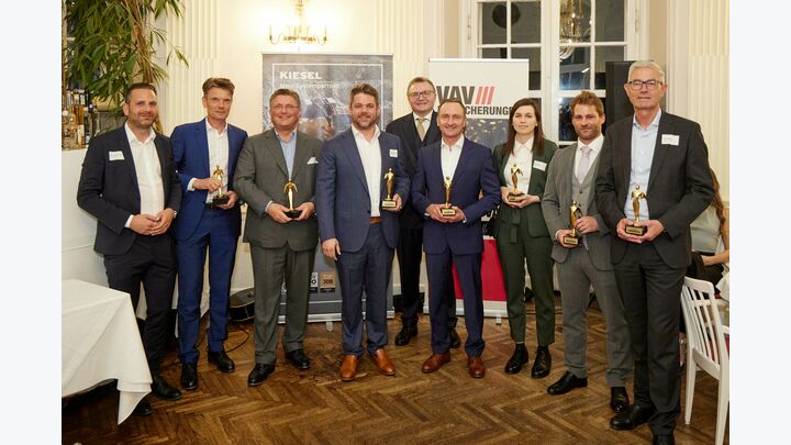 Preissponsor Martin Mizerovsky (Kiesel) und Solid-Chefredakteur Thomas Pöll (Mitte) mit den Preisträgern Peter Krammer (OÖ, Swietelsky), Karl-Heinz Strauss (Platz 2 Österreich, Porr), Klemens Haselsteiner (Platz 1 Österreich, Strabag SE), Arno Sorger (Kärnten, Haslinger), Anton Rieder vertreten durch Julia Rieder (Tirol Riederbau), Robert Jägersberger vertreten durch Jakob Jägersberger (NÖ, Jägersberger) und Peter Giffinger (Steiermark, Saint Gobain).