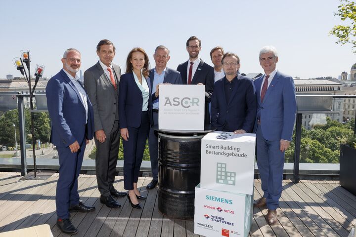 v.l.n.r.: Gerhard Fiegel (Wiener Stadtwerke), Peter Hanke (Wirtschaftsstadtrat), Patricia Neumann (CEO Siemens AG Österreich, Peter Weinelt (Generaldirektor Wiener Stadtwerke-Gruppe), Matthias Gressel (ASCR Geschäftsführer), Harald Loos (ASCR Geschäftsführer), Gerhard Hirczi (Geschäftsführer Wirtschaftsagentur Wien), Thomas Maderbacher (Geschäftsführer Wiener Netze) (c) Roland Rudolph
