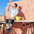 maurer, bauarbeiter, mann, hitze, durst, wasser, wasserflasche, trinken, flasche, schwitzen, trinkend, sommer, baustelle, heiss, erschöpft, kreislaufprobleme, pause, temperaturen, mauerwerk, backsteinwand, mauern, hausbau, aufbauen, rohbau, ziegelwand, industrie, ausgepowert, ausgenutzt, kraftlos, arbeitssicherheit, bauhelm, arbeitsschutz, men at work, berufsbekleidung, erwachsener, beruf, draußen, holding, kaukasier, männlich, stockwerk, arbeit, arbeitsplatz, arbeiter, freundlich, hochziehen, mauer, erfrischend, handwerker, handwerk