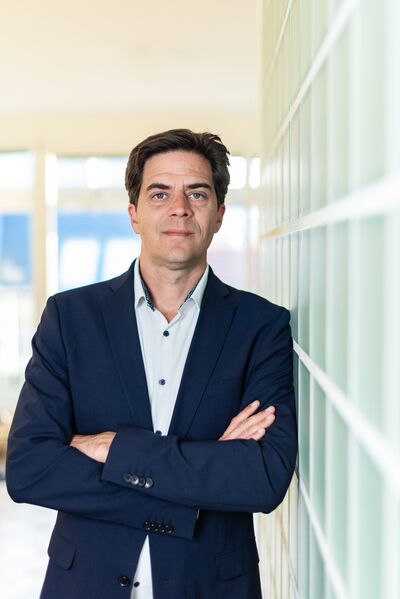 Axel Maireder, Geschäftsführer von PER Insight, untersucht mit der Bau-Reputationsstudie 2026 erstmals parallel, wie klassische Medien und KI-Systeme Österreichs Bauunternehmen und Immobilienentwickler bewerten.