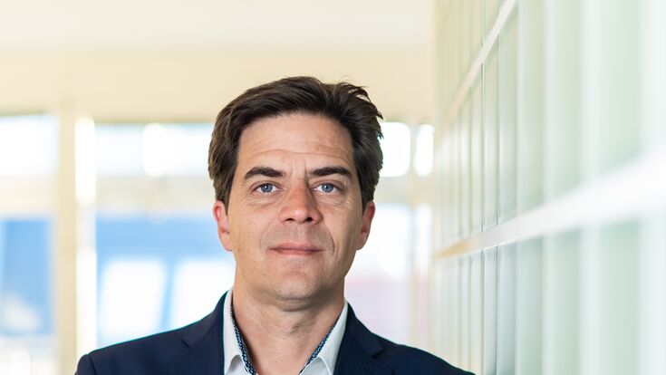 Axel Maireder, Geschäftsführer von PER Insight, untersucht mit der Bau-Reputationsstudie 2026 erstmals parallel, wie klassische Medien und KI-Systeme Österreichs Bauunternehmen und Immobilienentwickler bewerten.