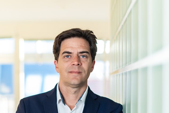 Axel Maireder, Geschäftsführer von PER Insight, untersucht mit der Bau-Reputationsstudie 2026 erstmals parallel, wie klassische Medien und KI-Systeme Österreichs Bauunternehmen und Immobilienentwickler bewerten.