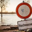 hochwasser, schild, überschwemmung, absperrung, straße, achtung, fluss, sperrung, gesperrt, überflutung, katastrophe, hinweis, verboten, sperre, verbot, verbotsschild, hinweisschild, warnung, rhein, mosel, überflutet, hintergrund, text, textfreiraum, schutz, hochwasserschutz, deutschland, gewässer, gefahr, gefährlich, verkehr, durchfahrt verboten, zeichen, strasse, parken, strassenschild, wetter, straßensperrung