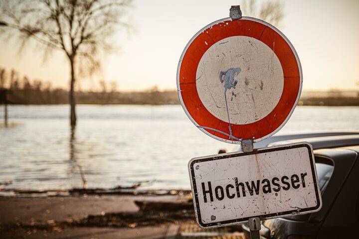 hochwasser, schild, überschwemmung, absperrung, straße, achtung, fluss, sperrung, gesperrt, überflutung, katastrophe, hinweis, verboten, sperre, verbot, verbotsschild, hinweisschild, warnung, rhein, mosel, überflutet, hintergrund, text, textfreiraum, schutz, hochwasserschutz, deutschland, gewässer, gefahr, gefährlich, verkehr, durchfahrt verboten, zeichen, strasse, parken, strassenschild, wetter, straßensperrung