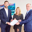 © photonews.at/Georges Schneider - Wien 22.10.2024 - Die Wietersdorfer Gruppe die bislang mit ihren f¸nf Gesch?ftsbereichen im Umfeld der Bauindustrie t?tig, war setzt snun den ersten Schritt in Richtung Halbleiterindustrie: Das international t?tige Familienunternehmen beteiligt sich mit 60 Prozent an der Sico Technology, ein Spezialist in der Verarbeitung von Silizium und Quarz f¸r die Halbleiterindustrie. Die Unternehmensgruppe stellt sich damit breiter auf und investiert in einen zukunftstr?chtigen Industriezweig, der ¸ber die Rohmaterialverarbeitung und -veredelung eine strategisch sinnvolle Erg?nzung zur Wietersdorfer Gruppe darstellt. PHOTO: (v.L.) Dr. Daniel Sch¸tzenauer (GF Sico Technology GmbH), Nina Dohrau (GF, aws Mittelstandsfonds), Walter Nadrag (Gr¸nder und GF Sico Technology GmbH).