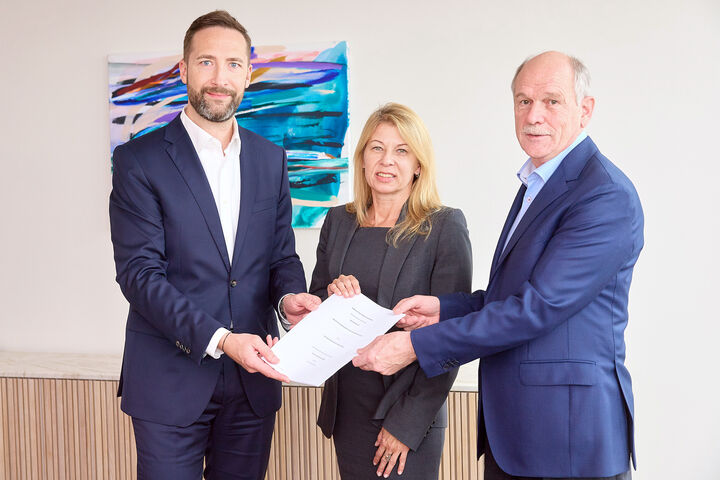 © photonews.at/Georges Schneider - Wien 22.10.2024 - Die Wietersdorfer Gruppe die bislang mit ihren f¸nf Gesch?ftsbereichen im Umfeld der Bauindustrie t?tig, war setzt snun den ersten Schritt in Richtung Halbleiterindustrie: Das international t?tige Familienunternehmen beteiligt sich mit 60 Prozent an der Sico Technology, ein Spezialist in der Verarbeitung von Silizium und Quarz f¸r die Halbleiterindustrie. Die Unternehmensgruppe stellt sich damit breiter auf und investiert in einen zukunftstr?chtigen Industriezweig, der ¸ber die Rohmaterialverarbeitung und -veredelung eine strategisch sinnvolle Erg?nzung zur Wietersdorfer Gruppe darstellt. PHOTO: (v.L.) Dr. Daniel Sch¸tzenauer (GF Sico Technology GmbH), Nina Dohrau (GF, aws Mittelstandsfonds), Walter Nadrag (Gr¸nder und GF Sico Technology GmbH).
