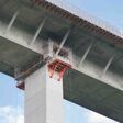 autobahn, strasse, autobahnbrücke, strassenbrücke, brücke, betonbrücke, beton, pfeiler, betonpfeiler, träger, betonträger, marode, kaputt, instabil, verfallen, baustelle, sanieren, sanierung, reparieren, modernisieren, instandsetzen, instandsetzung, bauwerk, brückenbauwerk, erneuern, erneuerung, von unten, fahrbahn, brückenkörper, plattform, gerüst, gerüstbau, strassenbau, hochbau, betonsanierung, begutachten, begutachtung, tragfähig, tragfähigkeit, überlastet, überlastung, untersuchen, untersuchung, bauuntersuchung, zerfallen, substanz, infrastruktur, überprüfung, brückenbau, modernisierung