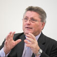 ABD0057_20250211 - WIEN - ?STERREICH: Generaldirektor Karl-Heinz Strauss (Porr AG) am Dienstag, 11. Februar 2025, w?hrend eines Gespr?chs im Klub der Wirtschaftspublizisten in Wien. - FOTO: APA/GEORG HOCHMUTH