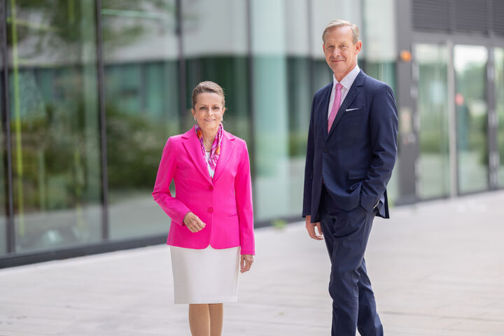 BIG-Geschäftsführung Christine Dornaus und Gerald Beck vor dem Wiener Headquarter.