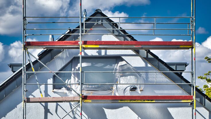 © festfotodesign - stock.adobe.com fassade, sanierung, wdvs, baustelle, fenster, malerarbeiten, gerüst, architektur, giebel, reinigung, schatten, dämmung, fassadensanierung, enev, gerüststangen, gerüstbau, gebäudecheck