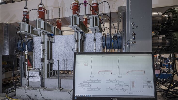 Bauteilprüfung, Bildschirm mit grafisch dargestellten Messwerten