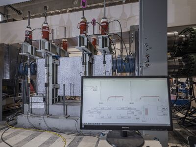 Bauteilprüfung, Bildschirm mit grafisch dargestellten Messwerten