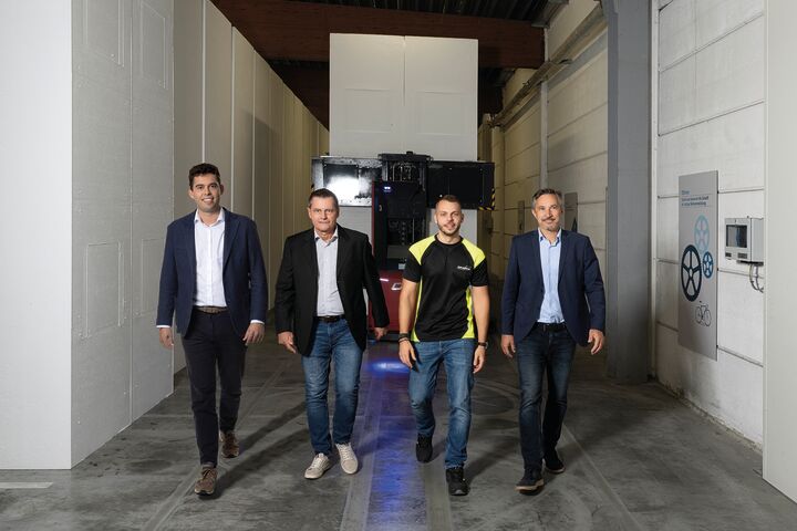 Von links: Maximilian Schmid, Gerald Kropshofer, Christoph Pröbstl, Leitung Operations & EPS-Werke Österreich und Robert Novak 
im EPS-Werk in Pinkafeld.