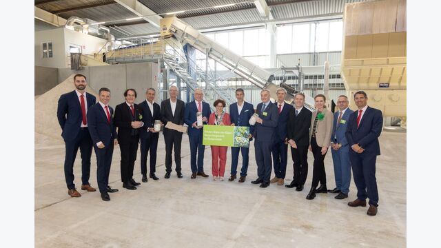 Feierliche Eröffnung (v.li.): GZG-Geschäftsführer Julian Lechner; Saubermacher-COO Andreas Opelt; Saubermacher-Gründer Hans Roth; Benoit
Bazin, Präsident und CEO der Saint-Gobain Gruppe; Peter Giffinger, CEO Austria bei Saint-Gobain; Landeshauptfrau-Stellvertreter Stephan Pernkopf;
Staatssekretärin Elisabeth Zehetner; PORR COO Josef-Dieter Deix; WKNÖ-Vizepräsident Christian Moser; Stephan Roth; Botschafter Matthieu Peyraud;
GZG-Geschäftsführerin Monika Döll, GZG-Geschäftsführer Andreas Mehlmauer-Larcher, Saubermacher-CEO Ralf Mittermayr