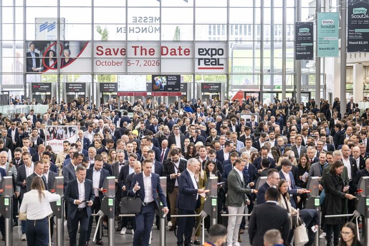 2025, Besucherandrang, Drehkreuz, EXPO REAL 2025, Eingang West, Eingangshalle, Einlass, Immobilien, Immobilienbranche, Immobilienwirtschaft, Internationale Fachmesse, Internationale Plattform, Investition, Marketing, Messe Muenchen, Messegelände München, Muenchen, Oktober 2025, Presse, Tag 1, Thomas Plettenberg, Ticket