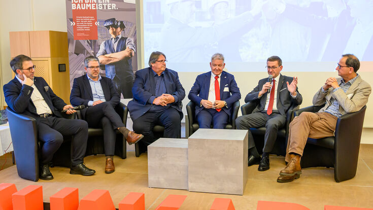 Bmstr. DI Anton Rieder (Rieder Bau GmbH & Co KG), Dir. Mag. Robert Oberleitner (GF Neue Heimat), Abgeordneter zum Nationalrat Josef Muchitsch, Bmstr. Ing. Norbert Hartl (Präs. der BAUAkademie BWZ OÖ), Landesrat Markus Achleitner, Bmstr. Ing. Wolfgang Holzhaider (Landesinnungsmeister Bau OÖ)