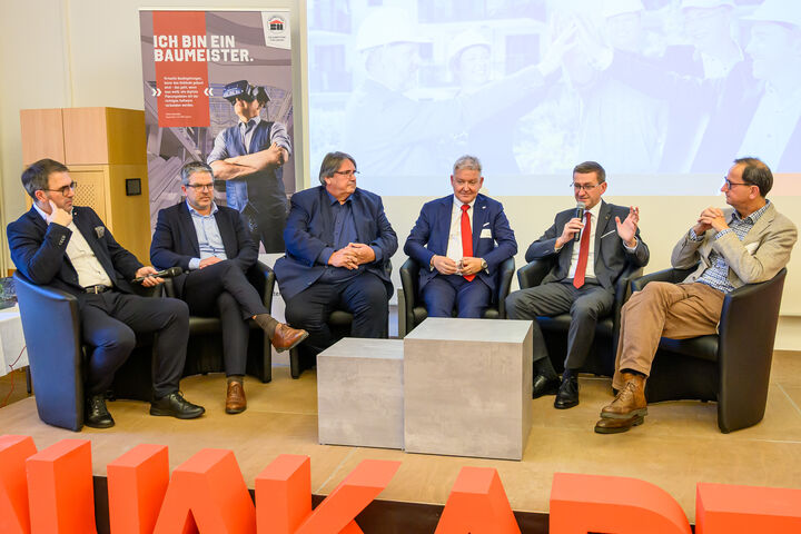 Bmstr. DI Anton Rieder (Rieder Bau GmbH & Co KG), Dir. Mag. Robert Oberleitner (GF Neue Heimat), Abgeordneter zum Nationalrat Josef Muchitsch, Bmstr. Ing. Norbert Hartl (Präs. der BAUAkademie BWZ OÖ), Landesrat Markus Achleitner, Bmstr. Ing. Wolfgang Holzhaider (Landesinnungsmeister Bau OÖ)