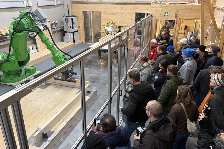 Das Projekt „Prefab.Facade“ hatte ein klares Ziel: jene Stellschrauben zu identifizieren, die die wirtschaftliche Realisierung maßgefertigter, kreislauftauglicher Fassadenelemente ermöglichen.