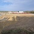 Auf diesem Gelände am Stadtrand von Mühldorf am Inn wird das Firmengebäude der Gips³ GmbH entstehen.