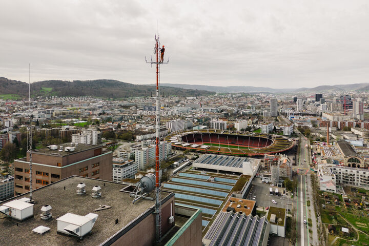 Seit 2022 misst die Empa den CO₂-Austausch zwischen Zürich und der Atmosphäre. Dafür wurde ein Netz aus 60 kompakten Sensoren im gesamten Stadtgebiet installiert