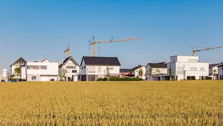 Germany, Baden-Wuerttemberg, Ulm, Lehr, modern one-family houses, cranes