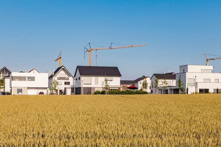 Germany, Baden-Wuerttemberg, Ulm, Lehr, modern one-family houses, cranes