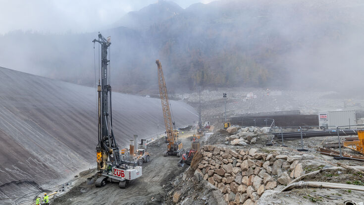 Stausee Wurtenspeicher, Kärnten: Liebherr-Geräte erhöhen den Damm auf 1.700 Metern Seehöhe.