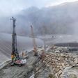 Stausee Wurtenspeicher, Kärnten: Liebherr-Geräte erhöhen den Damm auf 1.700 Metern Seehöhe.