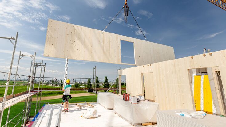 Holzbau größtes Holzhotel weltweitg Flughafen Wien Schwechat Leyrer+Graf