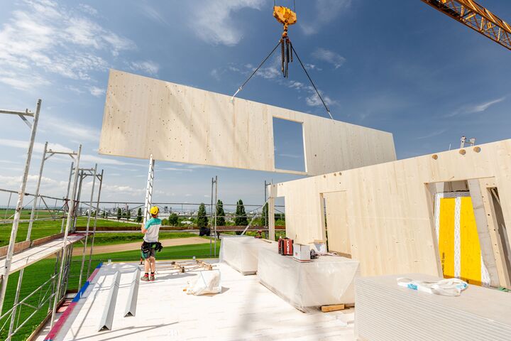 Holzbau größtes Holzhotel weltweitg Flughafen Wien Schwechat Leyrer+Graf