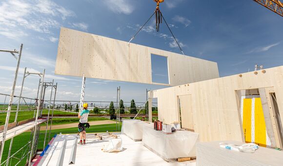 Holzbau größtes Holzhotel weltweitg Flughafen Wien Schwechat Leyrer+Graf