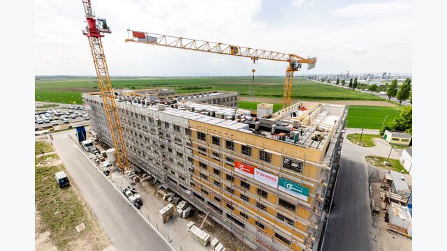 Bauabschnitt beim Bau des größten Holzhotels der Erde