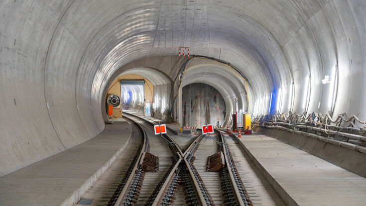 Für den Pfaffensteigtunnel ist der Anschlussstutzen im Flughafen-Fernbahnhof bereits gebaut (rechts), auch die Weichenverbindung und die ersten Meter Gleis liegen schon.