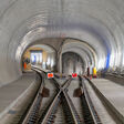 Für den Pfaffensteigtunnel ist der Anschlussstutzen im Flughafen-Fernbahnhof bereits gebaut (rechts), auch die Weichenverbindung und die ersten Meter Gleis liegen schon.